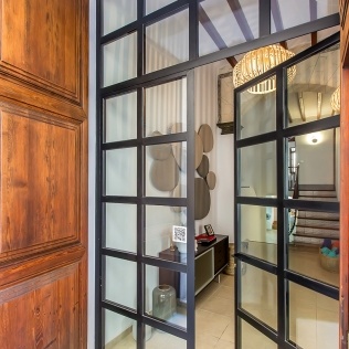 Eingang mit der schönen alten Holztür