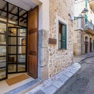 Strassenansicht / Hauseingang